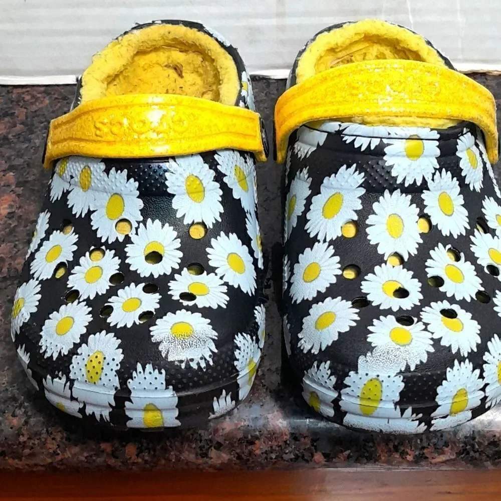 Girls Crocs Daisy Clogs..Size 6